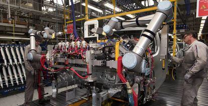 Robots en plena fabricación de vehículos en la planta de PSA de Vigo.